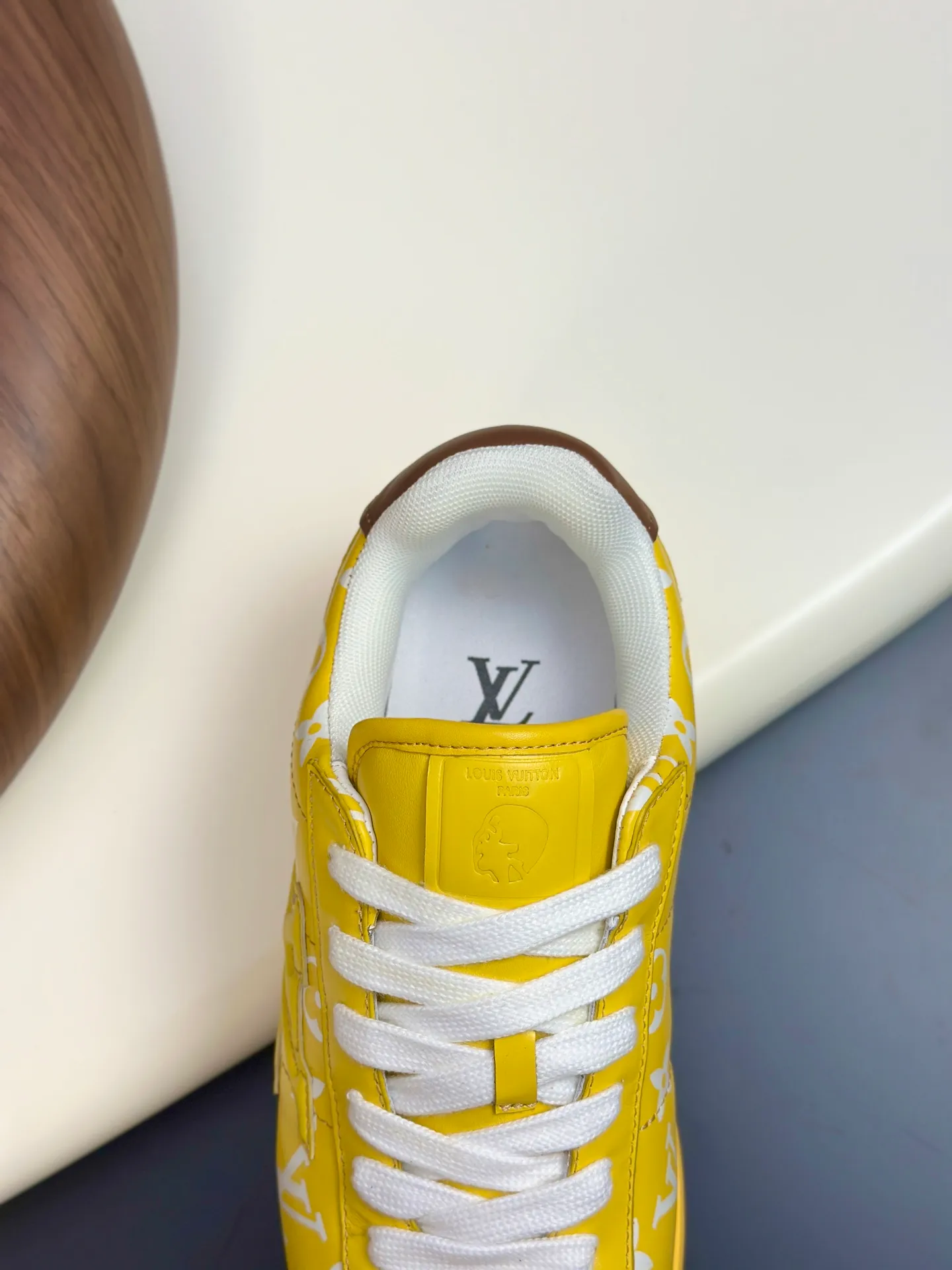 Factory direct sale ¥700💰Full set of packaging💰Top version LV-Louis Vuitton-Classic catwalk new style 1:1 developed replica of the original version! ! The upper foot is very comfortable. It is made of luxurious materials and fine workmanship. The midsole is printed with English letters "Made in Europe". The upper is made of calfskin imported from Italy. The side is decorated with the brand's LOGO and signature. The latest latex foot pads and mesh lining make the foot feel super comfortable. Original factory special supply of original two-color T men's shoes 💰U combination outsole. Bag technology Goodyear stitched edges Fabric: Exclusive custom first-layer cowhide Accessories: Exclusive private model Vuitton logo, lining: Customized silk mesh lining - first-layer silk cowhide lining Outsole: T men's shoes 💰U combination outsole wear-resistant, non-slip and anti-yellowing Foot pads: new latex pads-mesh sweat-absorbent Counter technology: fully computerized sewing machine wire drawing Toe cap Back cover Hot and cold shaping A complete set of pull-top lasts with medium and low logo patterns. Counter packaging - shoelaces, certificates, cards, instructions, certificates, dust bags. The most comprehensive packaging on the Internet. Men's model 339-44 (38/45 custom-made, non-returnable!